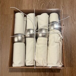 Set Of 4 Dinner Napkins With Rings New